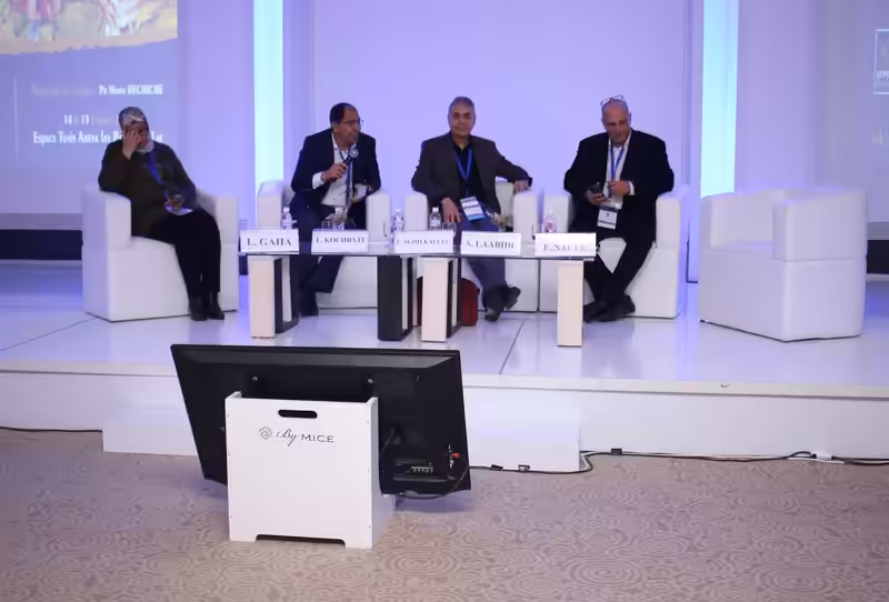 Panel d'intervenants réunis en tribune