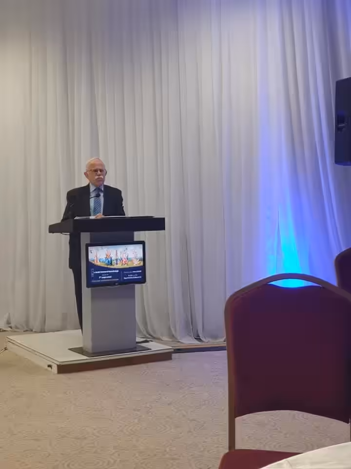 Conférencier à la tribune
