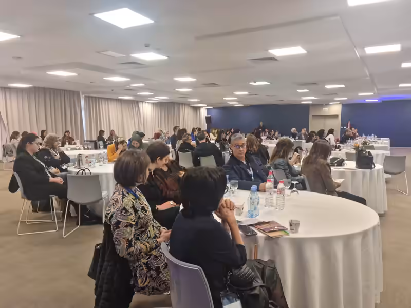 Le public attablé pendant une session