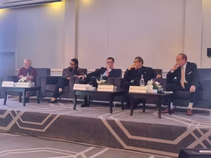 Le panel de modérateurs en tribune