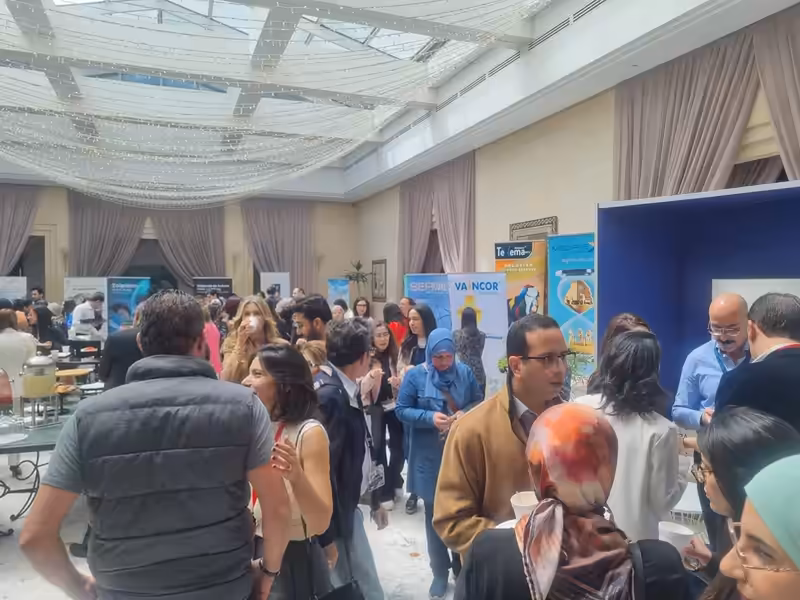 Échanges autour des stands du congrès