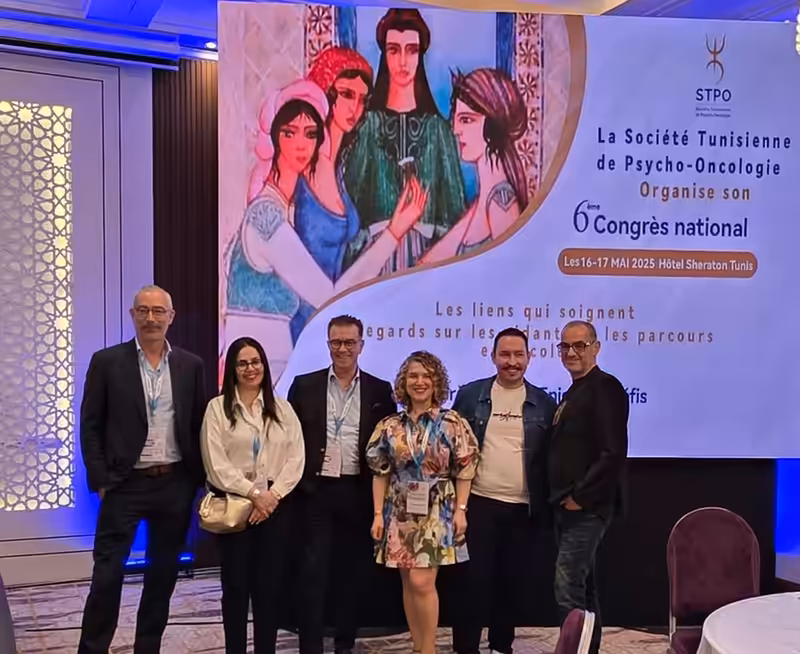 Photo souvenir devant le mur du congrès