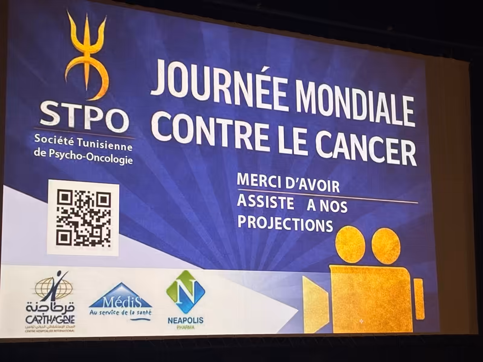 Public réuni dans la salle lors d'une projection de sensibilisation